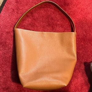 Tan bucket bag no brand , excellent condition
